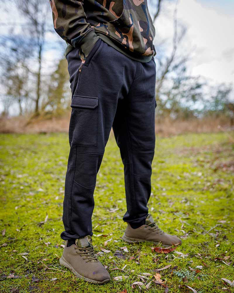 Spodnie Wędkarskie Fox LW Black/Camo Combat Joggers